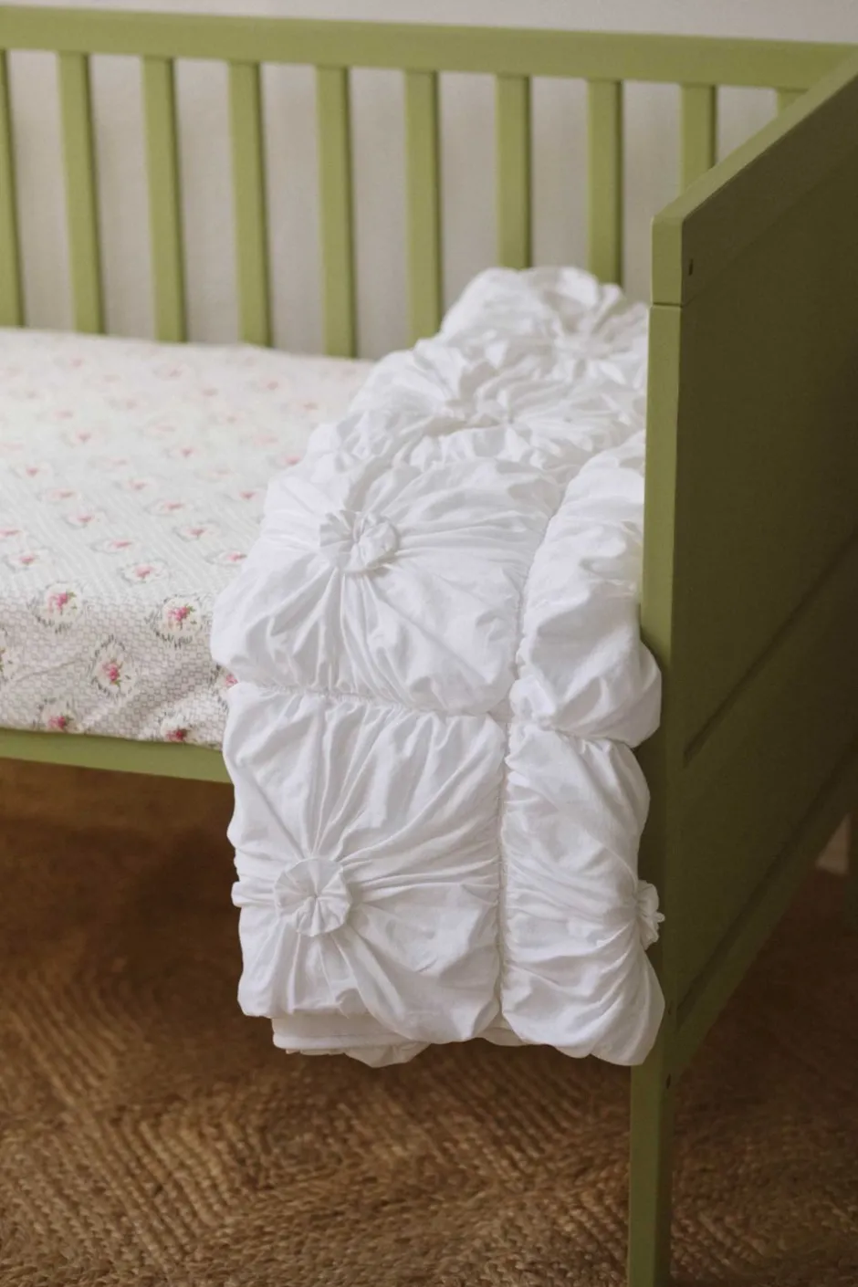 cot_quilt_rosette_white_organic_cotton_3-1.webp Best Sale Lazybones Cot Quilt Rosette White *Organic Cotton