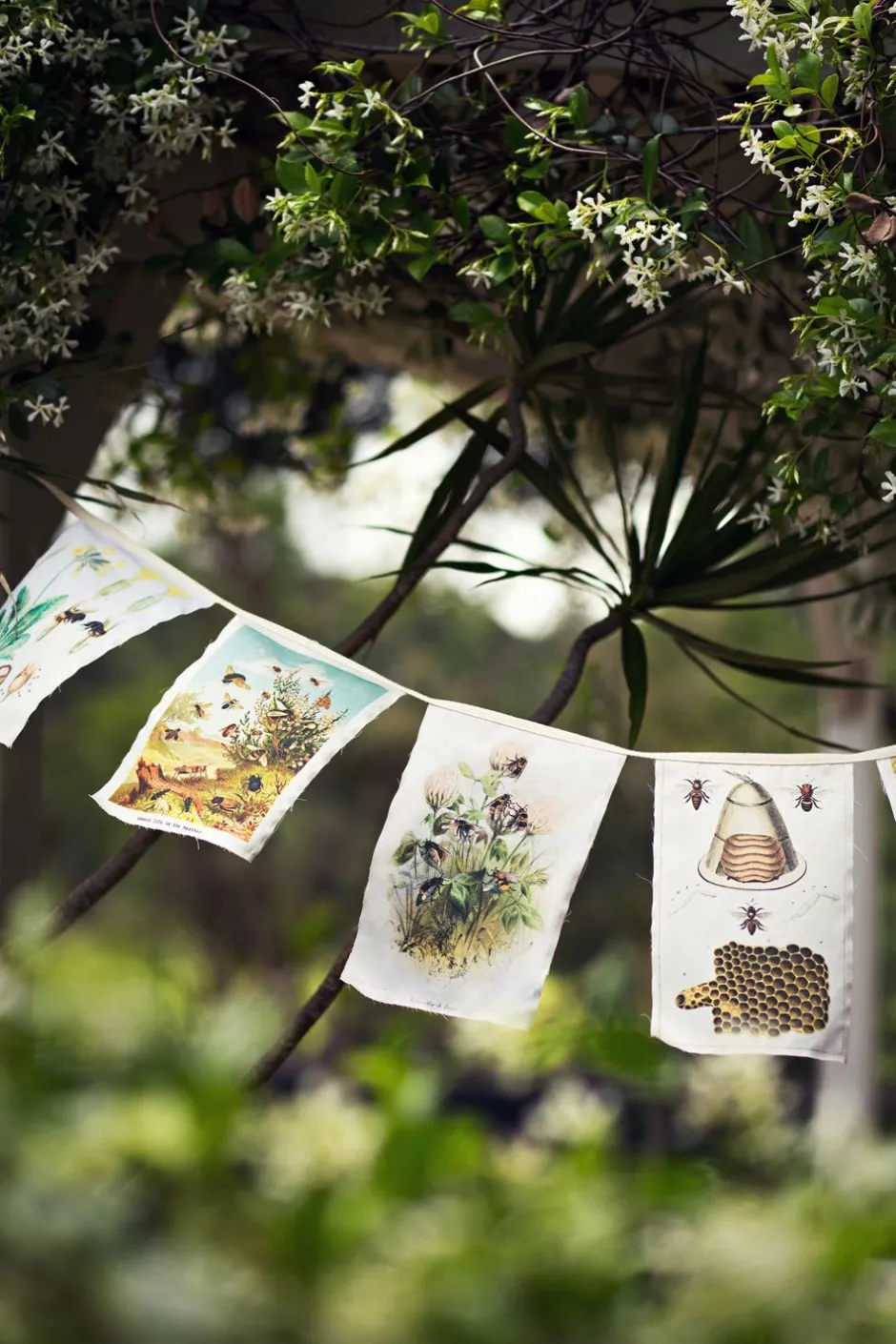 Hot Lazybones Precious Bees Garland